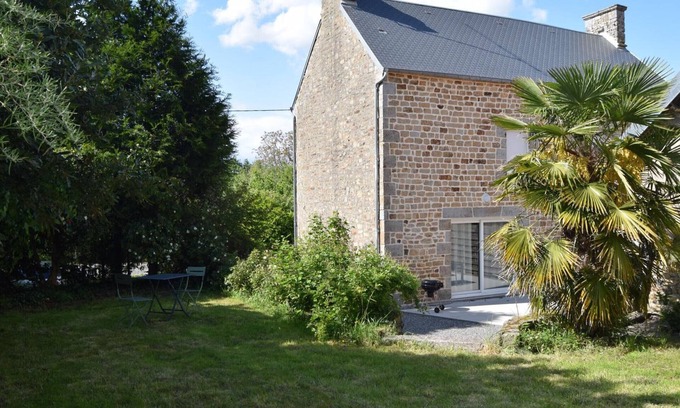 Jullouville Cottage | Charming house with private garden and terrace in Jullouville