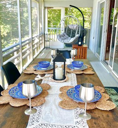 Barnstead House | Charming Lakefront Chalet, family and pet friendly