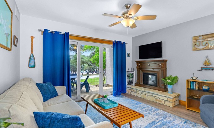 Canyon Lake Condo | Charming Lakeside Condo - Moments to Lake Fun