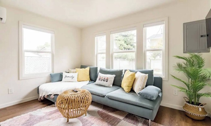 Holly Park Cottage | Charming light-filled cottage near airport & DT