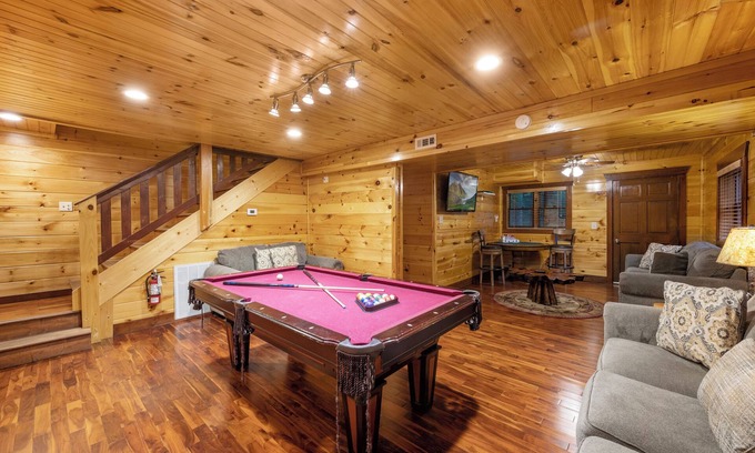 Chalet Village Cabin | Charming Log Cabin Escape! 4 King beds, Min to Gatlinburg, Frequent bear visits!
