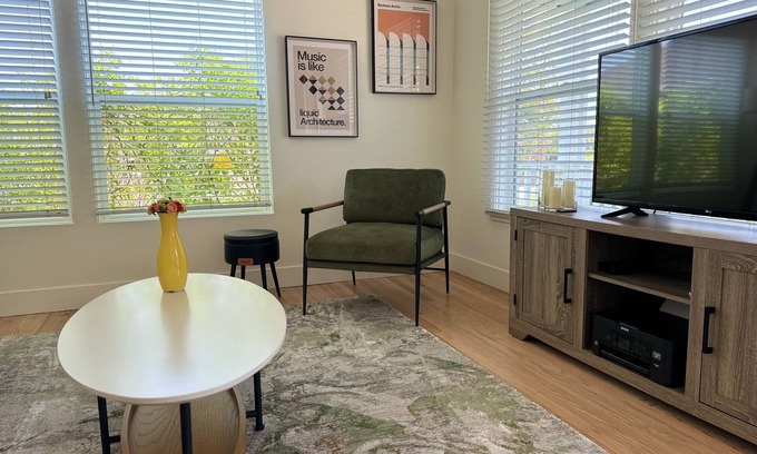 Blanco - Culver Crest House | Charming, newly renovated 2-bedroom house in the heart of Culver City