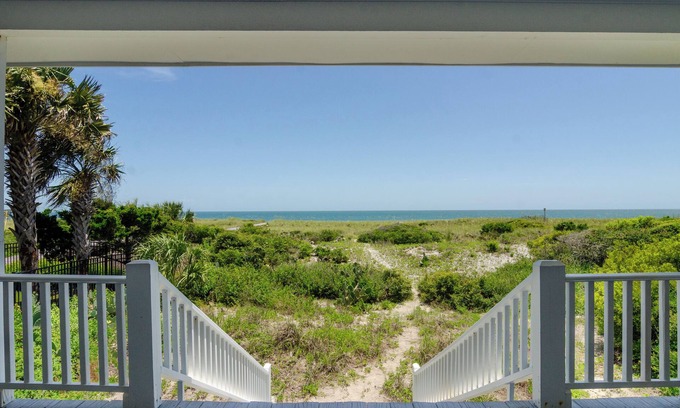 South End House | Charming Oceanfront Cottage on South End