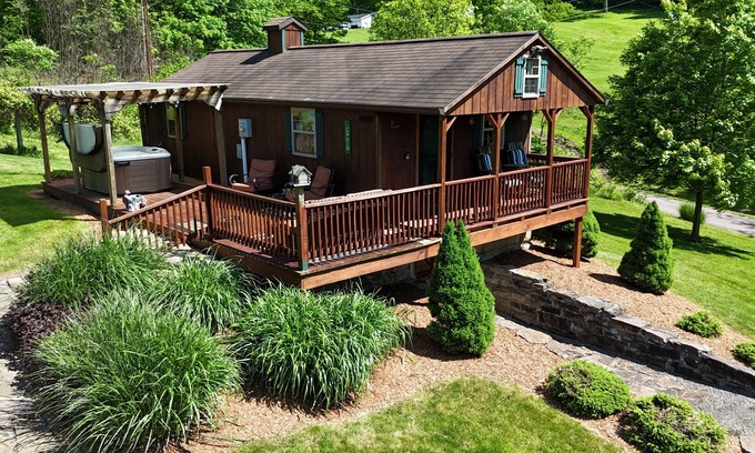 Confluence Cabin | Charming, quiet cabin with NEW private hot tub!