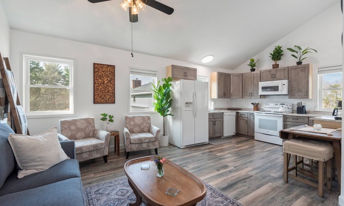 Ashley Oaks Apartment | Charming, Quiet & Private Apt in Great Location w/Wi-Fi & Laundry