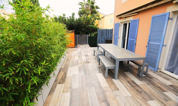 Miramar House | Charming Renovated House 200m from Beach & port - Sleeps 6-8, A/C