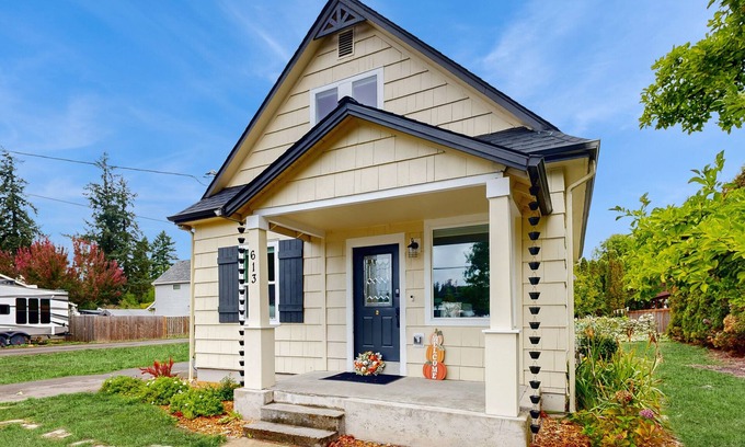 Newberg House | Charming restored cottage with covered deck, 5 min walk to wine tasting, WiFi