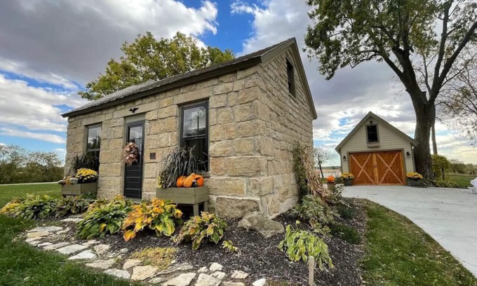 Pella House | Charming retreat with firepit near Central College, bike path, Lake Red Rock