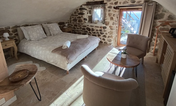 Vernoux-en-Vivarais Bed & Breakfast | Charming room with exceptional view