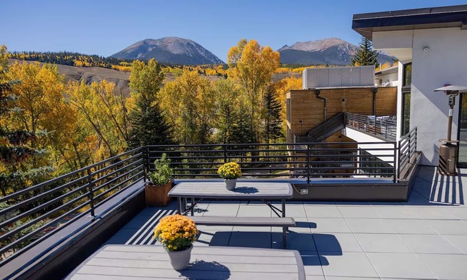 Silverthorne Hotel | Charming Room Near Silverthorne's Best Ski Slopes! Pets Allowed!