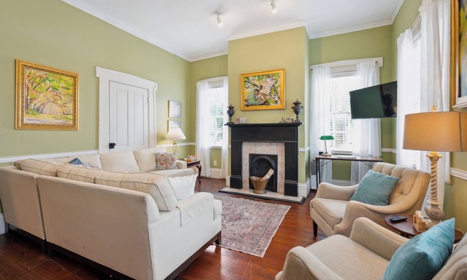 Historic Downtown Savannah Apartment | Charming Savannah Duplex | Courtyard + Parking