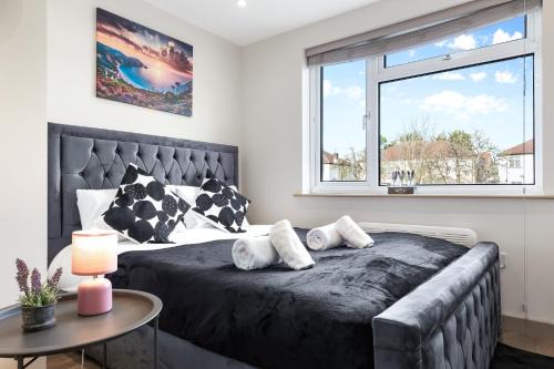 Harrow Weald House | Charming Serviced Ensuite Modern Studio - Sleeps 2 - Near Wembley Stadium - Good Transport Link to Central London - Harrow HA3