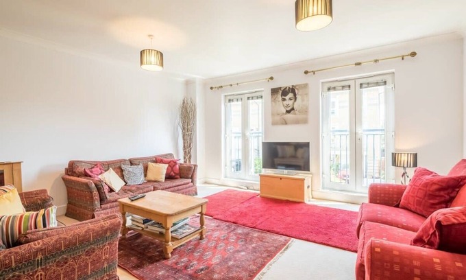 Cambridge House | Charming & Spacious House With Free Parking!