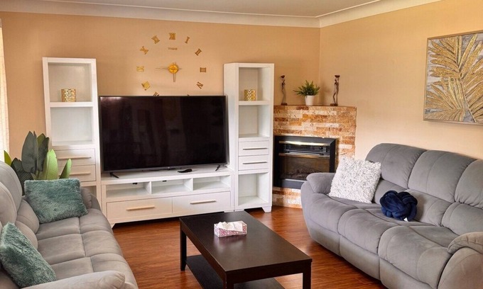 East Windsor House | Charming Stay in Windsor Comfort Meets Convenience