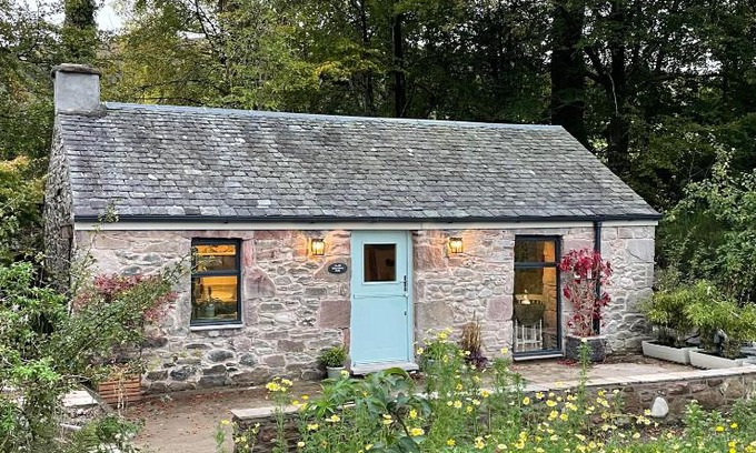 Alexandria House | Charming stone Bothy at Loch Lomond