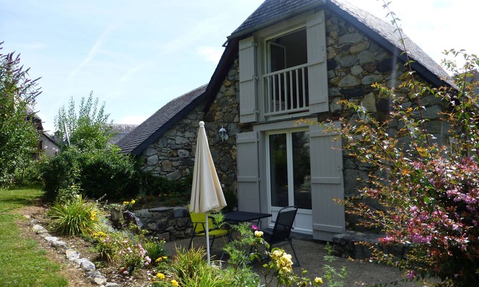 Aucun Cottage | Charming stone house with fireplace, ideal for coocooner