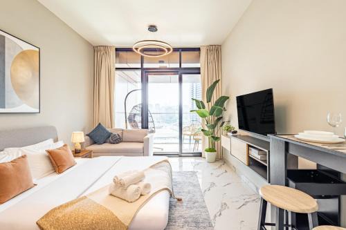 Abu Dhabi Apartment | Charming Studio - Full Canal Views - 5 min walk from ADGM, Cleveland and Galleria - Perfect for Corporate Travelers - Big Balcony - Heart of Maryah Island