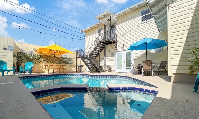 United Central Apartment | Charming studio in with shared Pool & backyard in sereneSt. Pete with WiFi, AC