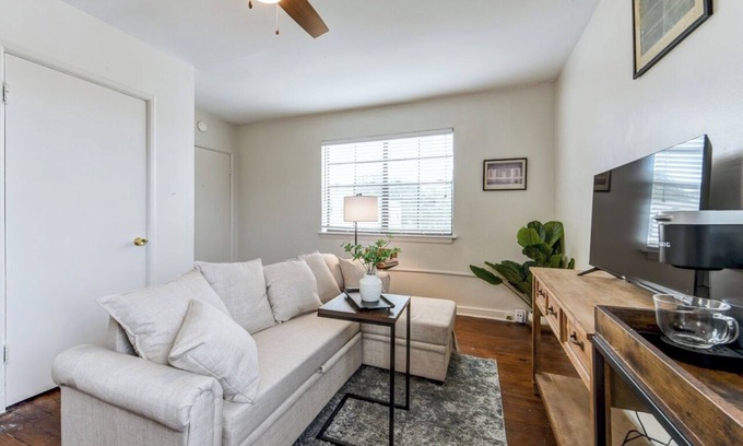 Spanish Town Historic District Apartment | Charming Studio In Historic Spanish Town District Downtown Near State Capitol