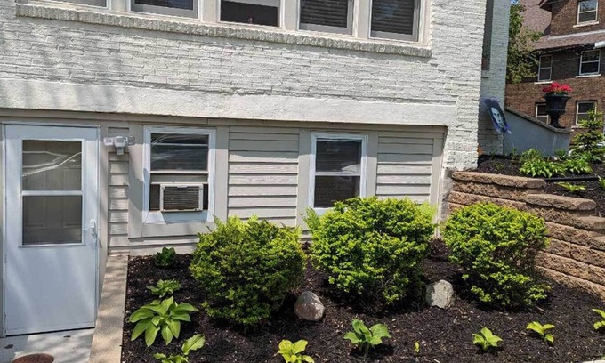 Uptown Apartment | Charming studio in Uptown Minneapolis near Lake of the Isles