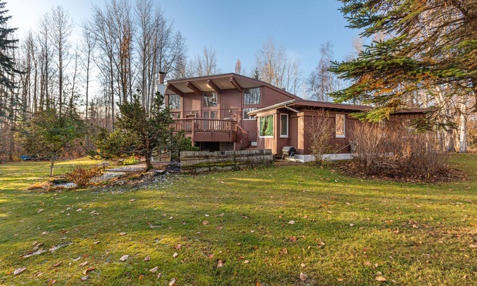 University Area Apartment | Charming studio on three acres with a back deck - close to university - dogs OK