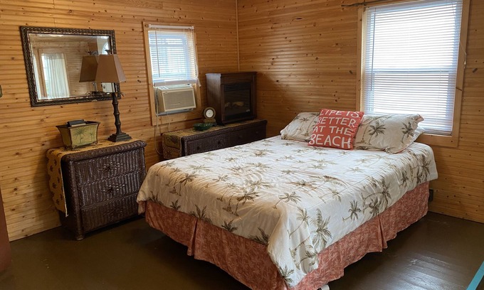 Applegate Cottage | Charming studio overlooking the lake