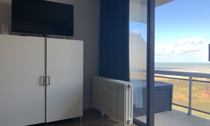 De Panne Apartment | Charming studio with side sea view and indoor pool