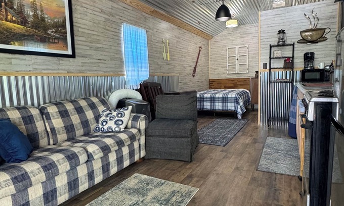 Pangburn Cabin | Charming tiny home in delightful Pangburn near Little Red River - pet friendly