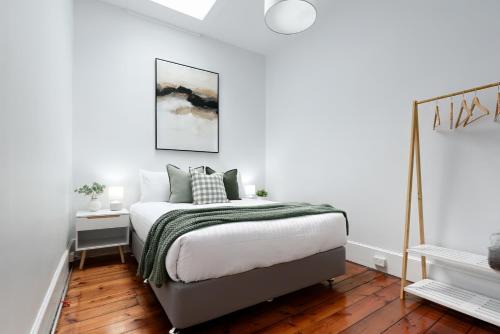 Launceston CBD Apartment | Charming Townhouse Steps Away from Shops