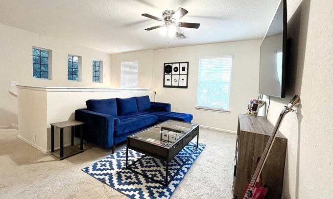 North San Antonio - SAT House | Charming Townhouse - Centrally located for adventures