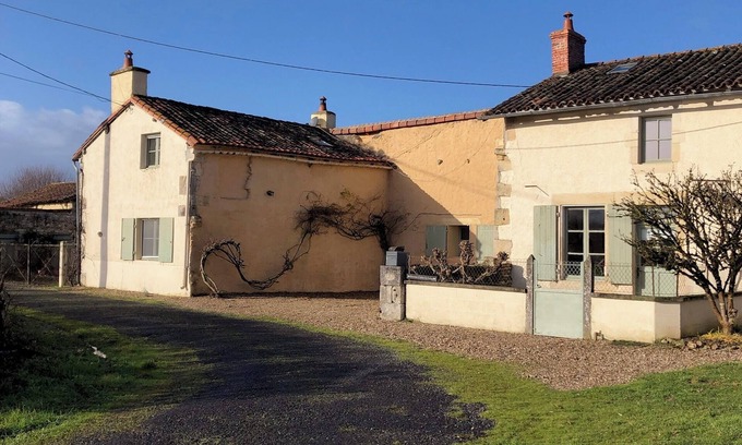 La Chapelle-Baton Cottage | Charming Traditional Country Cottage, large private garden, modern amenities.