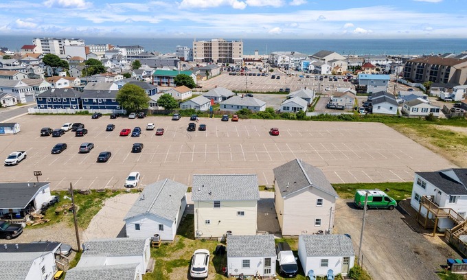 Hampton House | Charming, updated 2-bedroom home, 5 min walk to beach, pets ok, onsite parking!