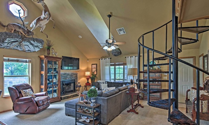 Vian House | Charming Vian Retreat w/Private Deck & Grills!