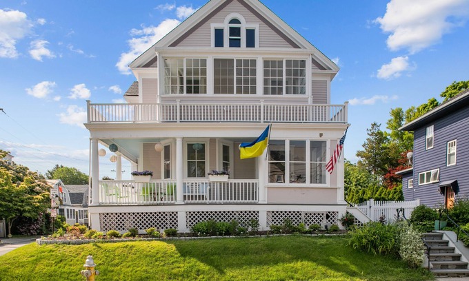 Off Broadway House | Charming Victorian with Porch+Patio - Walk to everything in Newport!