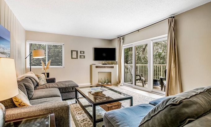 Fernandina Beach Condo | Charming Villa Just Steps to Beach & Shared Pool w/Central AC, Private WD, WiFi
