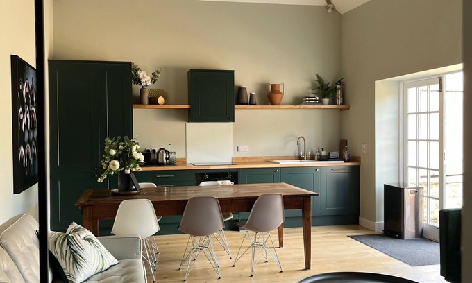 Calne House | Charming Vineyard Guesthouse - Scenic Views & Wine