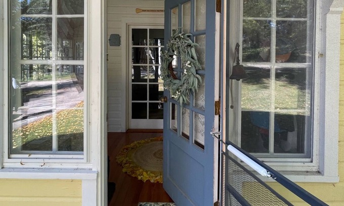Williams Bay Cottage | Charming Vintage Cottage - 5 minute walk to lake, beach, and town!
