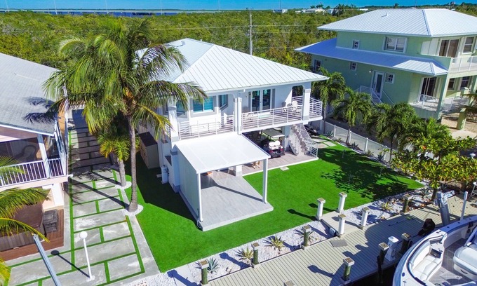 Sexton Cove Estates House | Charming water view 3-bedroom house with jacuzzi AC and WiFi in Key Largo