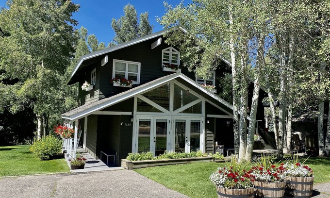 Matterhorn Village Ski Chalet | Charming West Vail 4 Bedroom, 3 Bathroom Mountain Chalet with Private Hot Tub