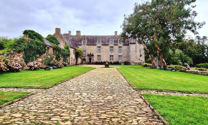 Lannilis Other | Château de KEROUARTZ. Seaside, sleeps 12. A stay with family or friends