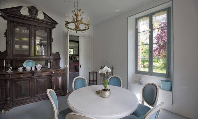 Barbachen House | Château Lestéou's romantic suite with salon and view of the Pyrenees mountain range
