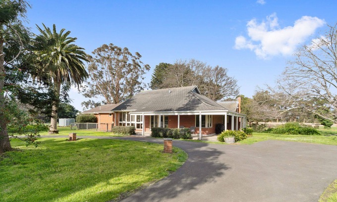 Balnarring House | Chatsworth Park: 4 BR, 2 BA House in Balnarring, Sleeps 10