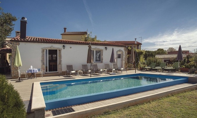 Kanfanar Apartment | Cheap and nice holiday flat with pool