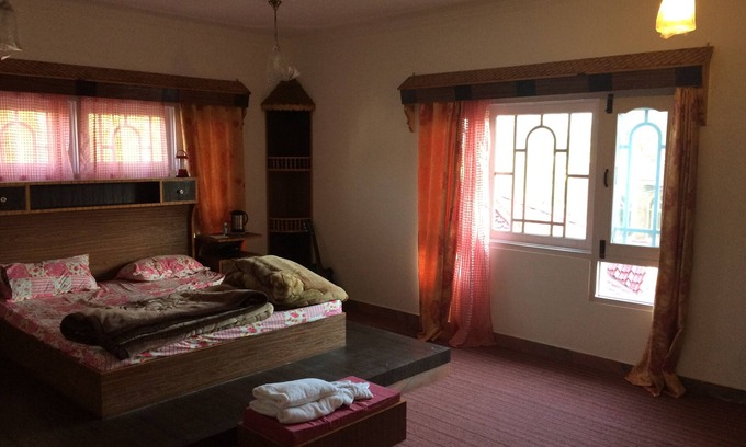 Kalkaji House | Cheap clean furnished flat