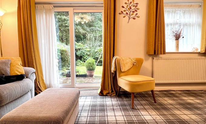 Liverpool House | Cheerful 2 Bedroom Home with Off-road parking