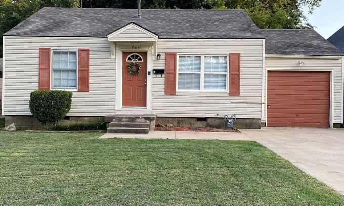 Tulsa House | Cheerful 2 bedroom Retreat near Gathering Place