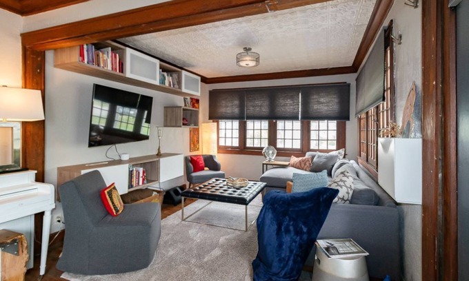 East Lawrence House | Cheerful 3 Bedroom/2 Bathroom Bungalow w/private Hot Tub + Private Deck/Patio