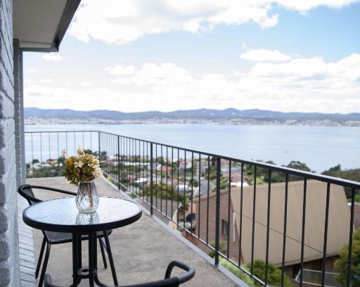 Sandy Bay House | Cheerful 3 bedrooms home with Sea View