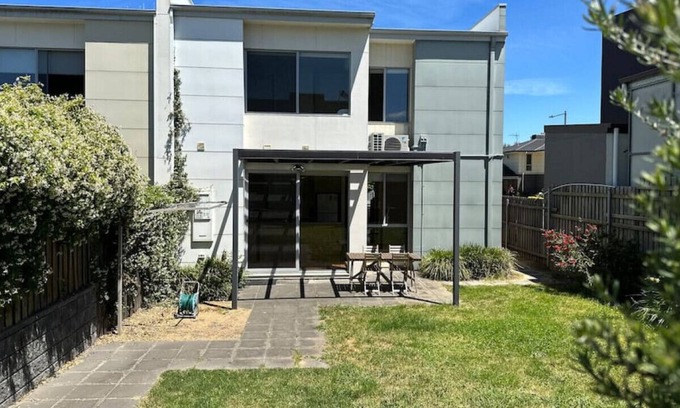 Crace House | Cheerful 3BR townhouse with free parking in Crace