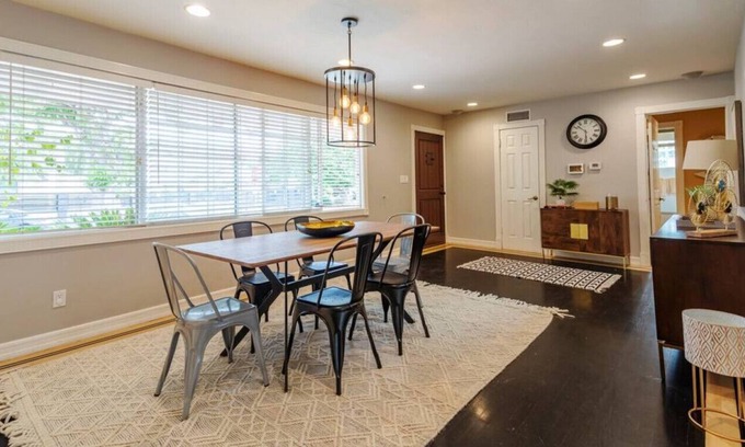 Canoga Park House | Cheerful 4 bed vacation home with pool sleeps 10